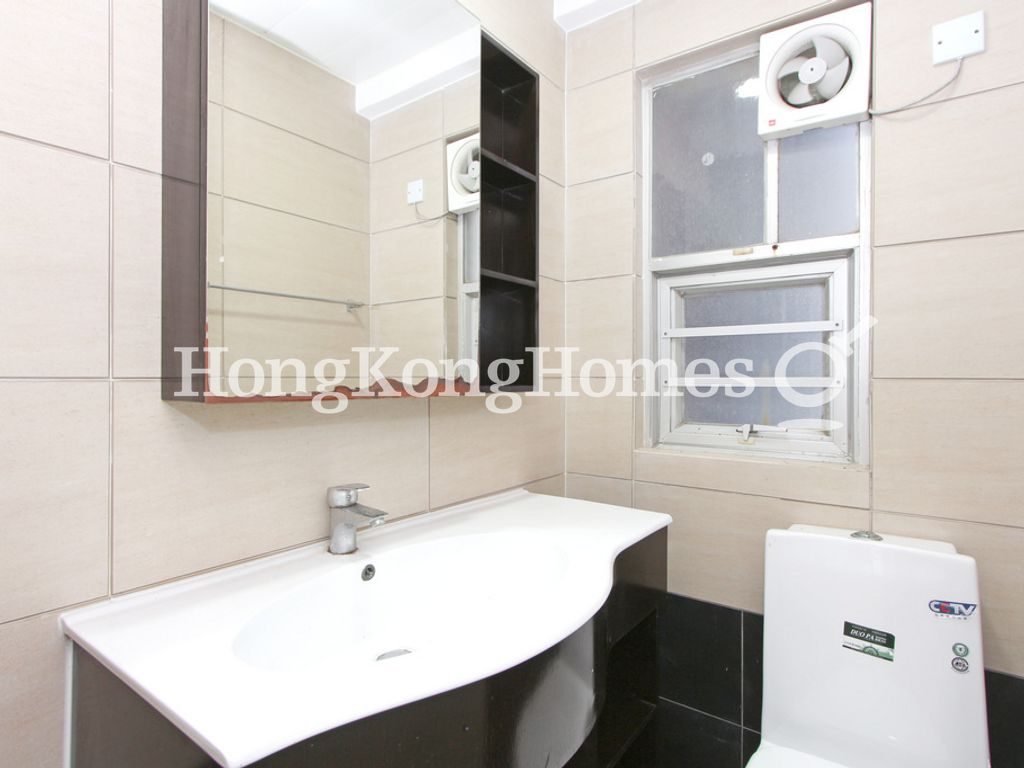 First Guest Bathroom — 和富中心 04座，北角