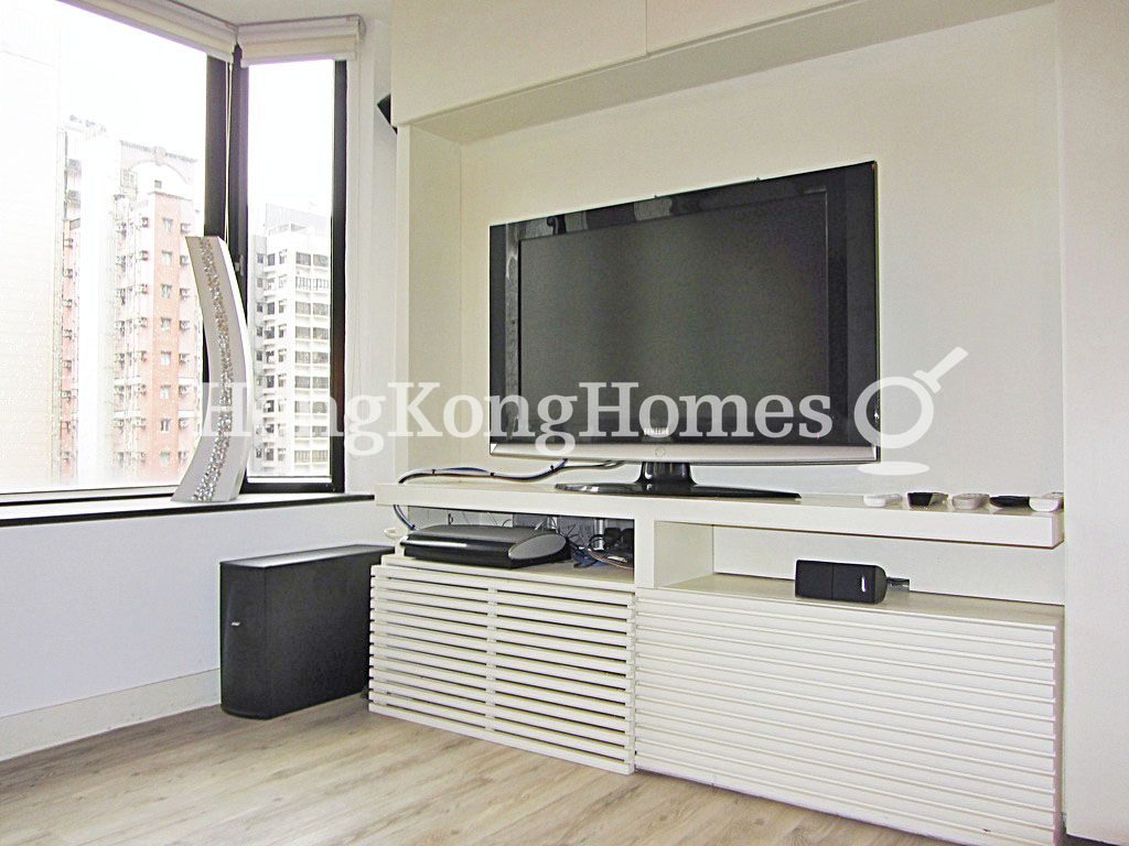 TV and Stand in Living and Dining Room — 嘉倫軒，西半山
