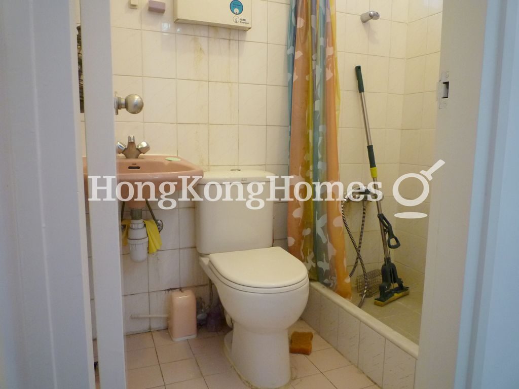 Guest Bathroom — 龍豐閣，西營盤