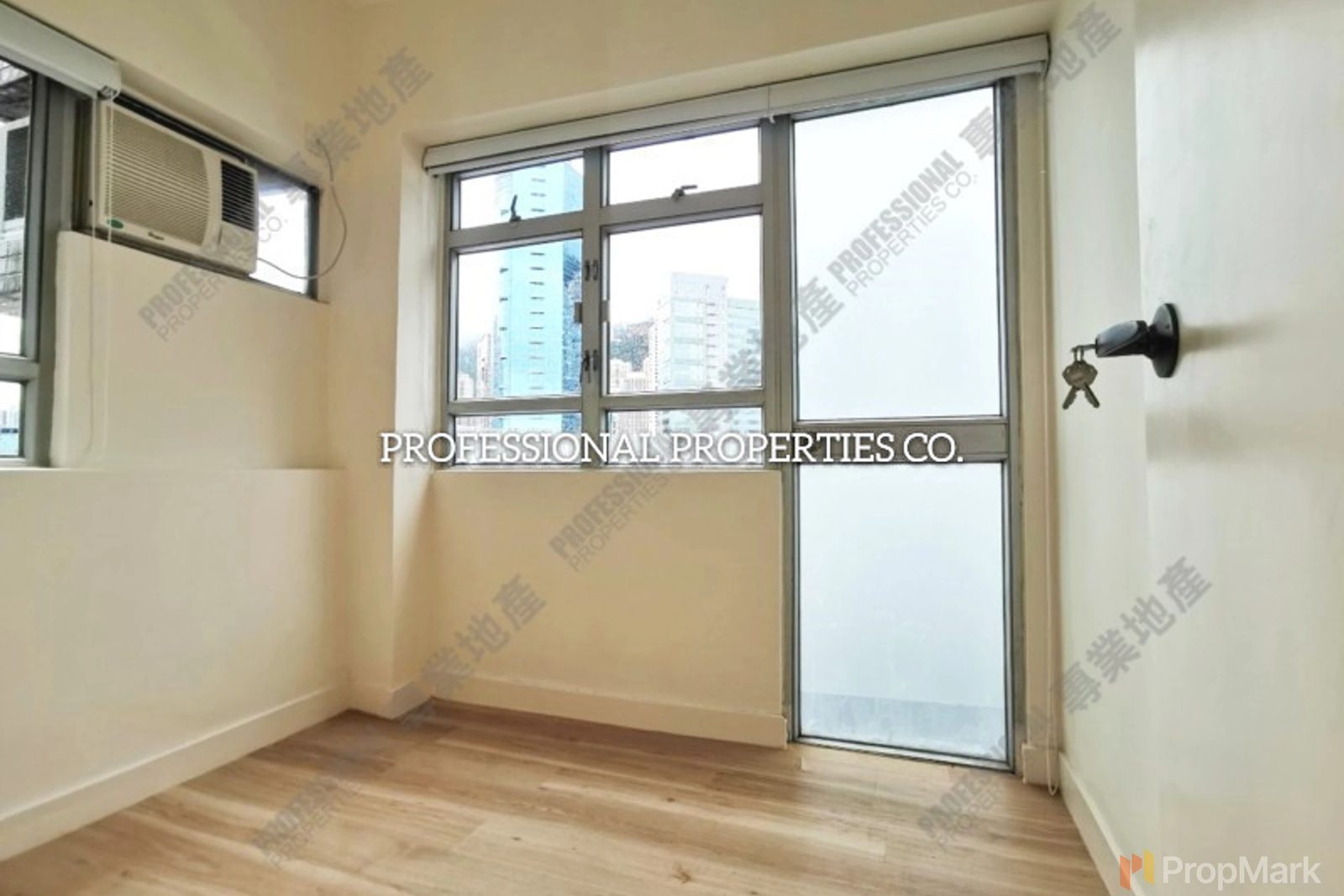 photo 13 — Amber Lodge, Central
