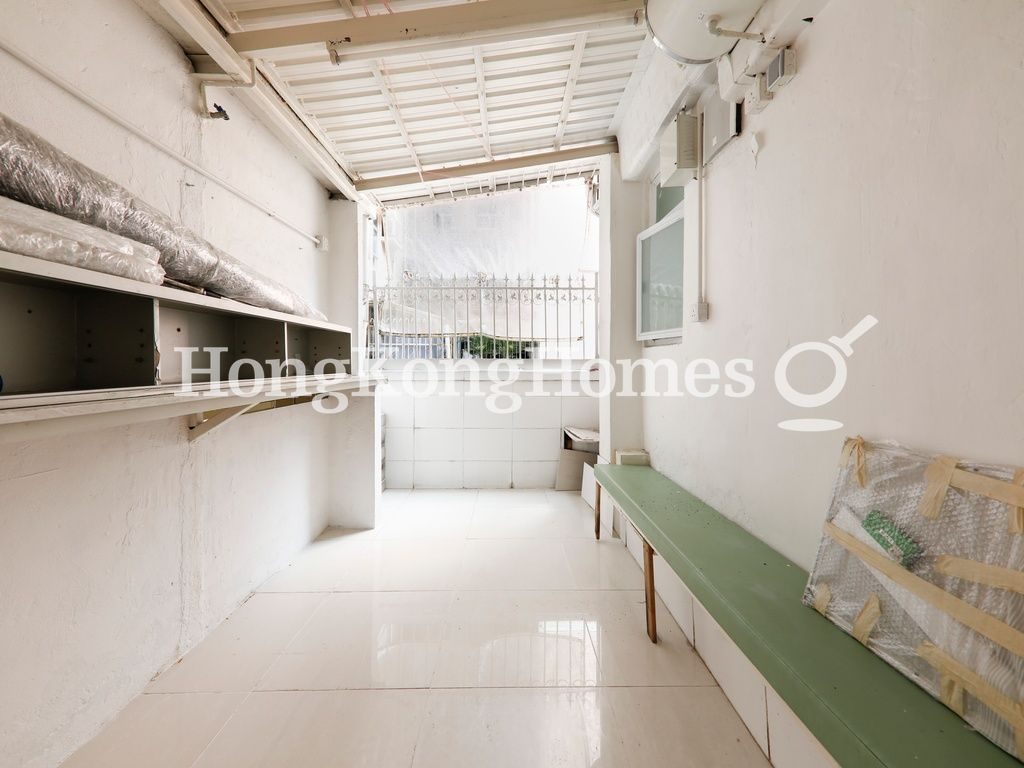 Private Terrace off Third bedroom — 碧瑤灣 - 第23座，薄扶林