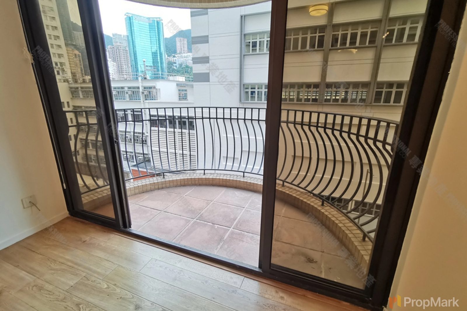 相片 4 — 雲暉大廈，跑馬地