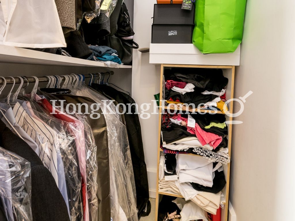 Walk-in Closet in Master Bedroom — 金鳳閣，西半山