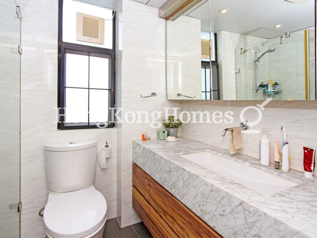 Master Bathroom — 樂賢閣，西半山
