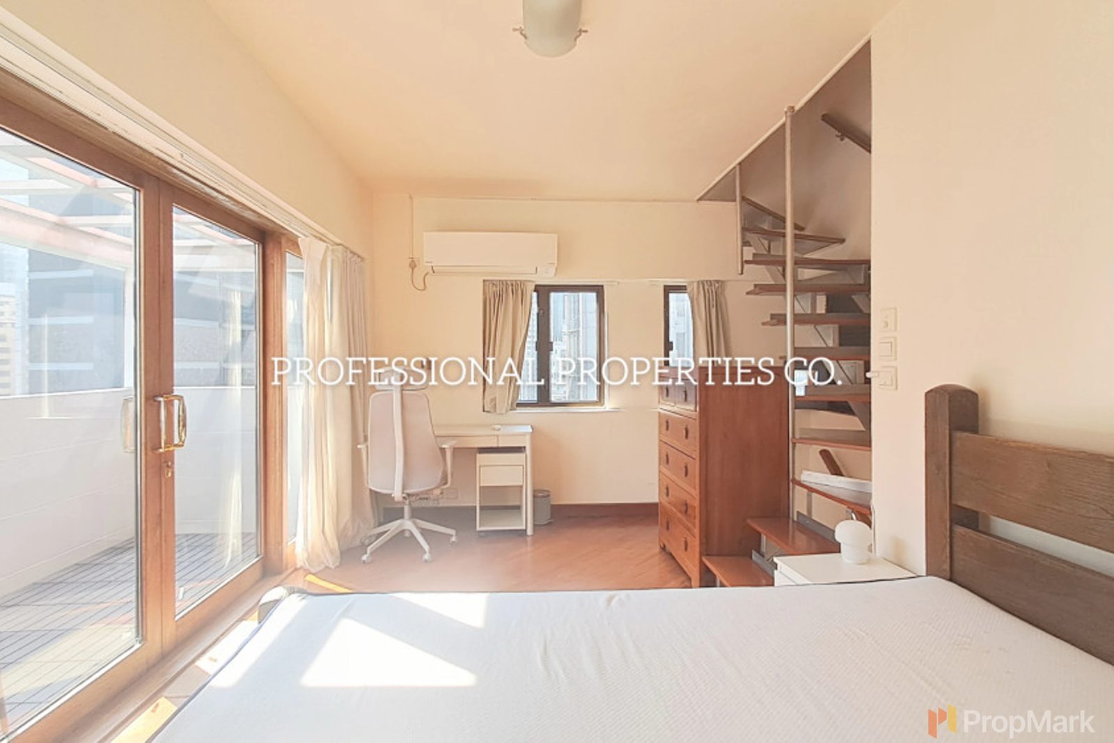 photo 8 — Amber Lodge, Central