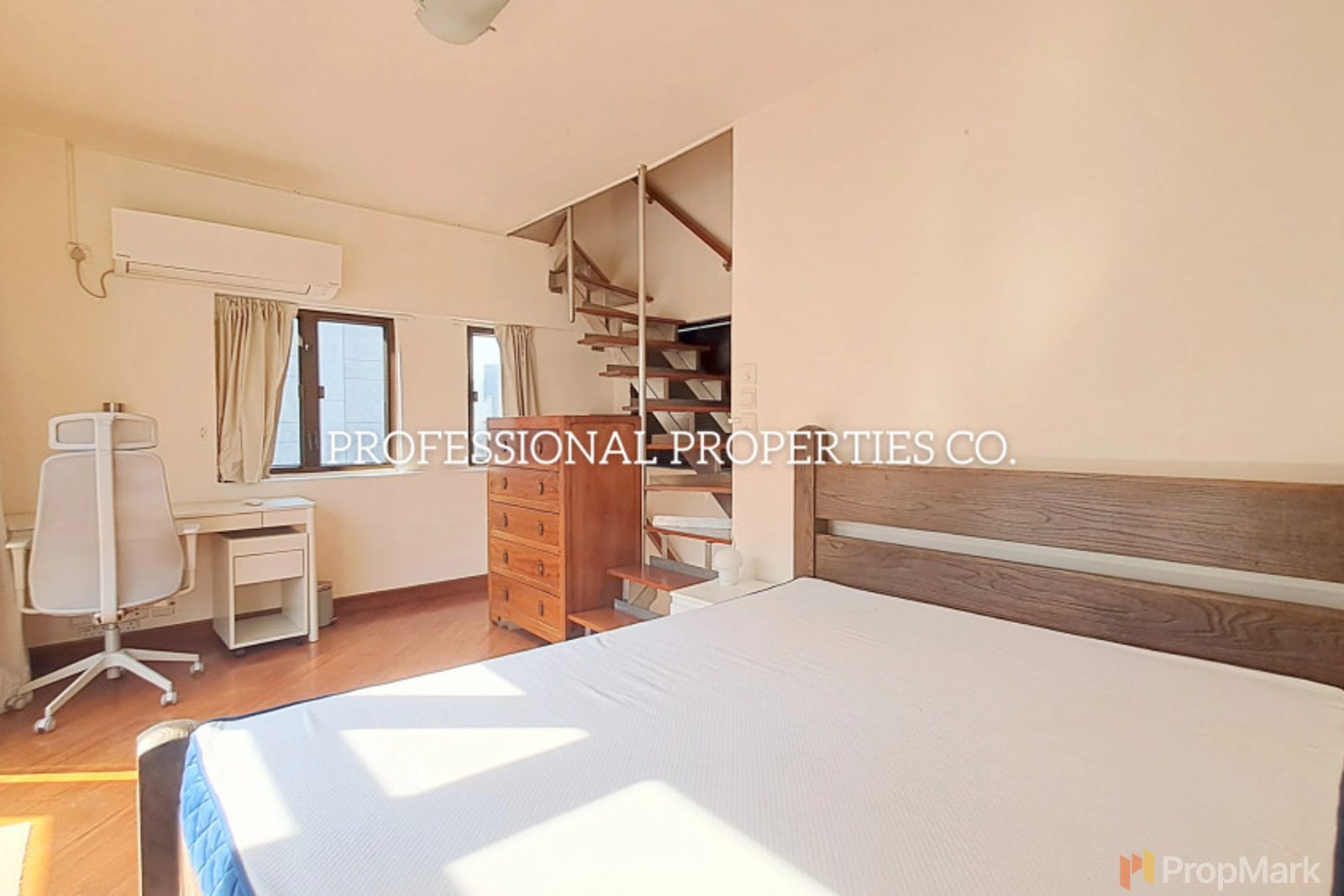 photo 10 — Amber Lodge, Central