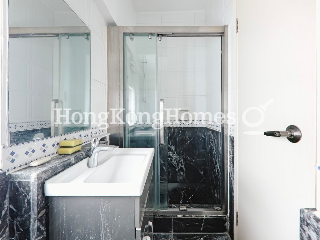 Guest Bathroom — Amber Lodge, Central