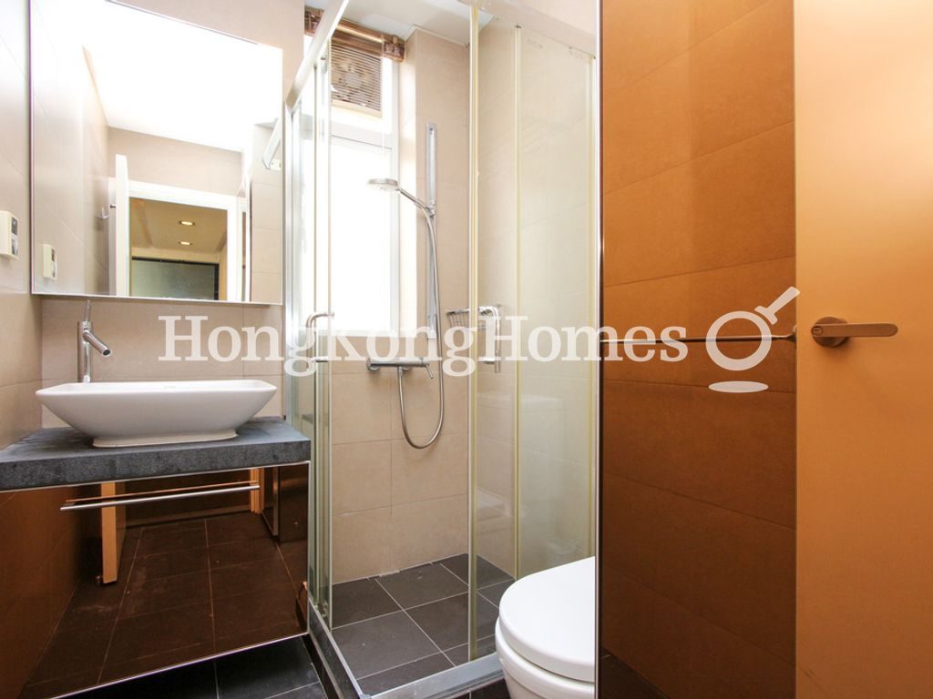 Guest Bathroom — Blue Pool Court (Sing Woo Road), Happy Valley