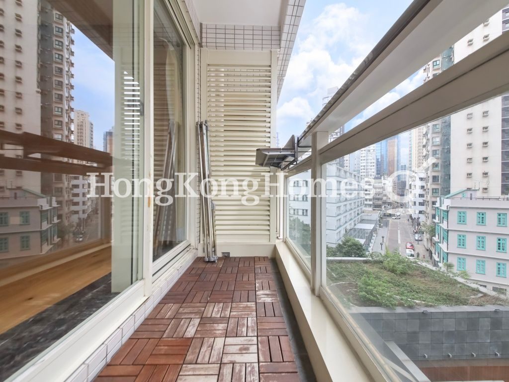 Balcony off Living and Dining Room — 聚賢居 - 第01座，中環