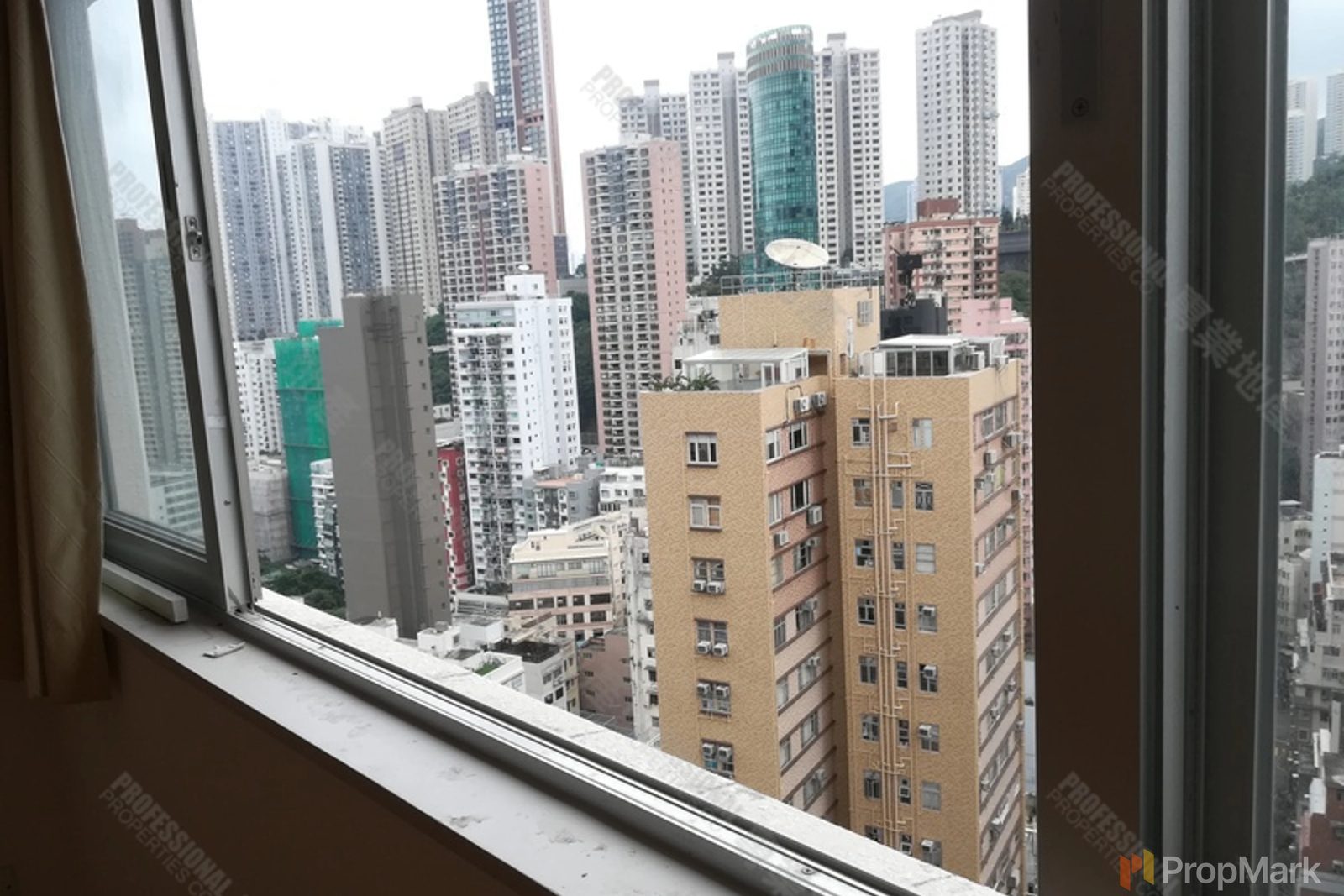 相片 14 — 山村大廈，跑馬地