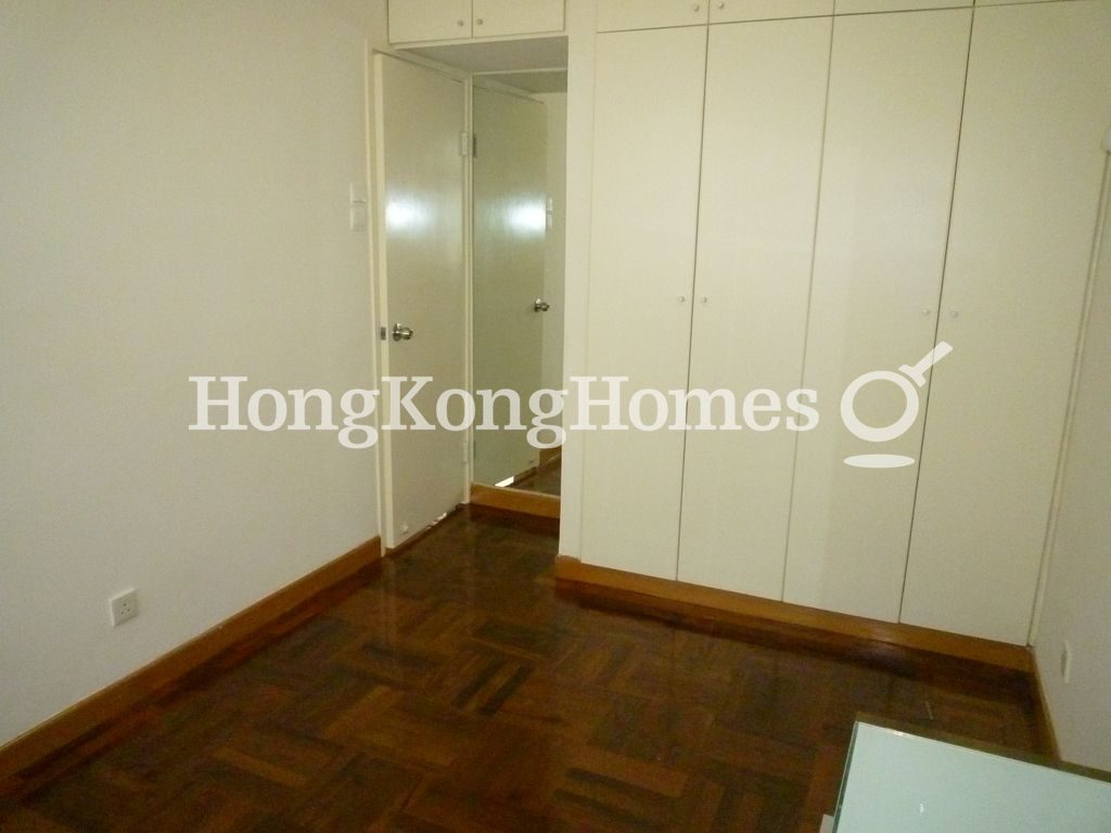 Built-in Wardrobe in Master Bedroom — 愛群閣，大坑