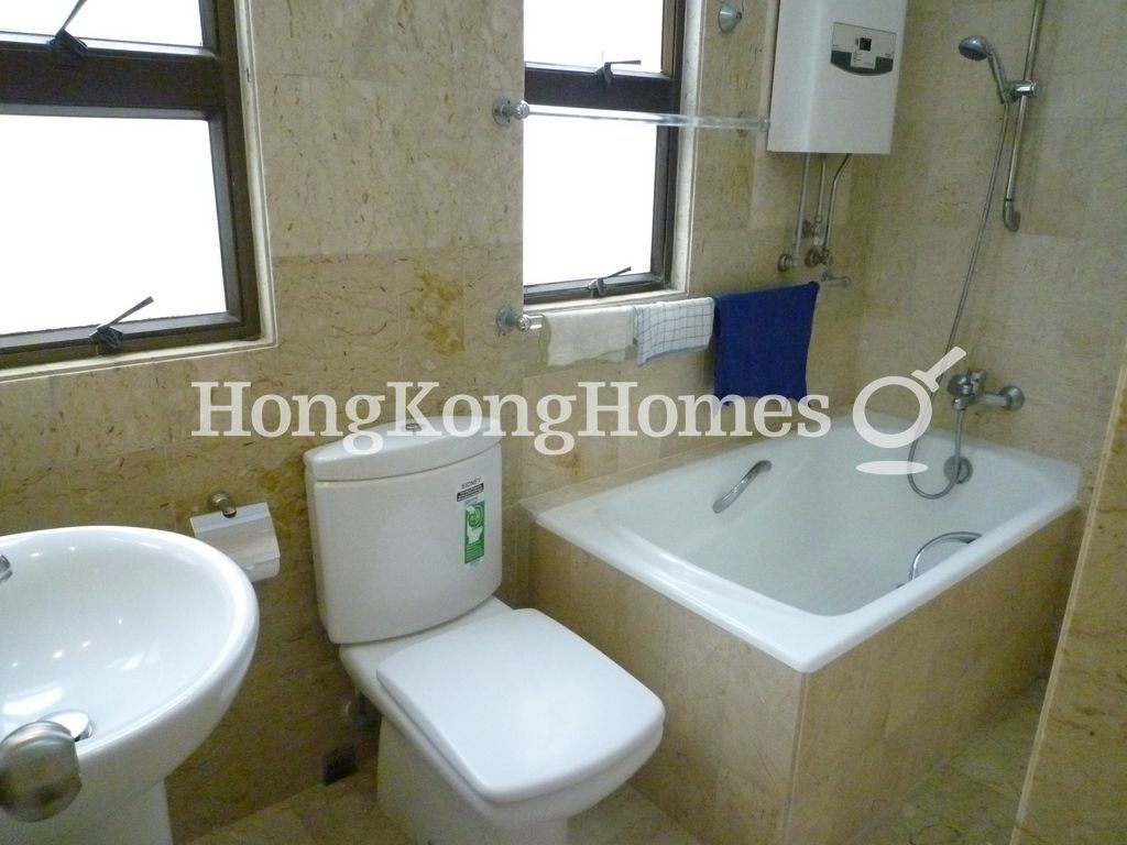 Guest Bathroom — 愛群閣，大坑