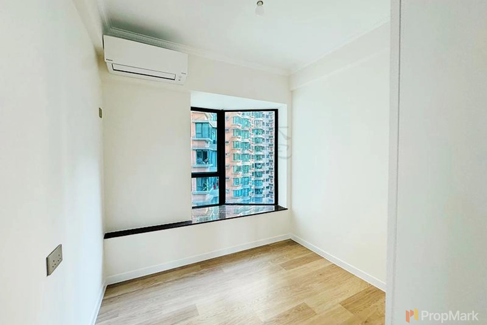 photo 7 — Hillsborough Court, Mid-levels Central