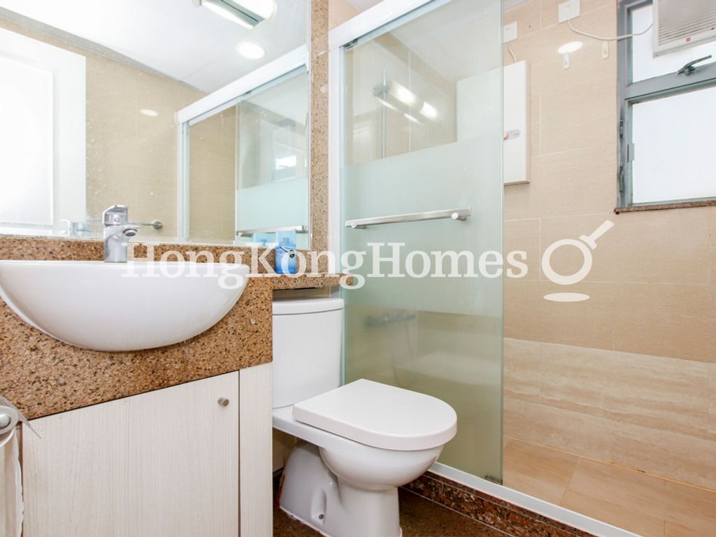 Guest Bathroom — Queen's Terrace - Tower 01, Sheung Wan