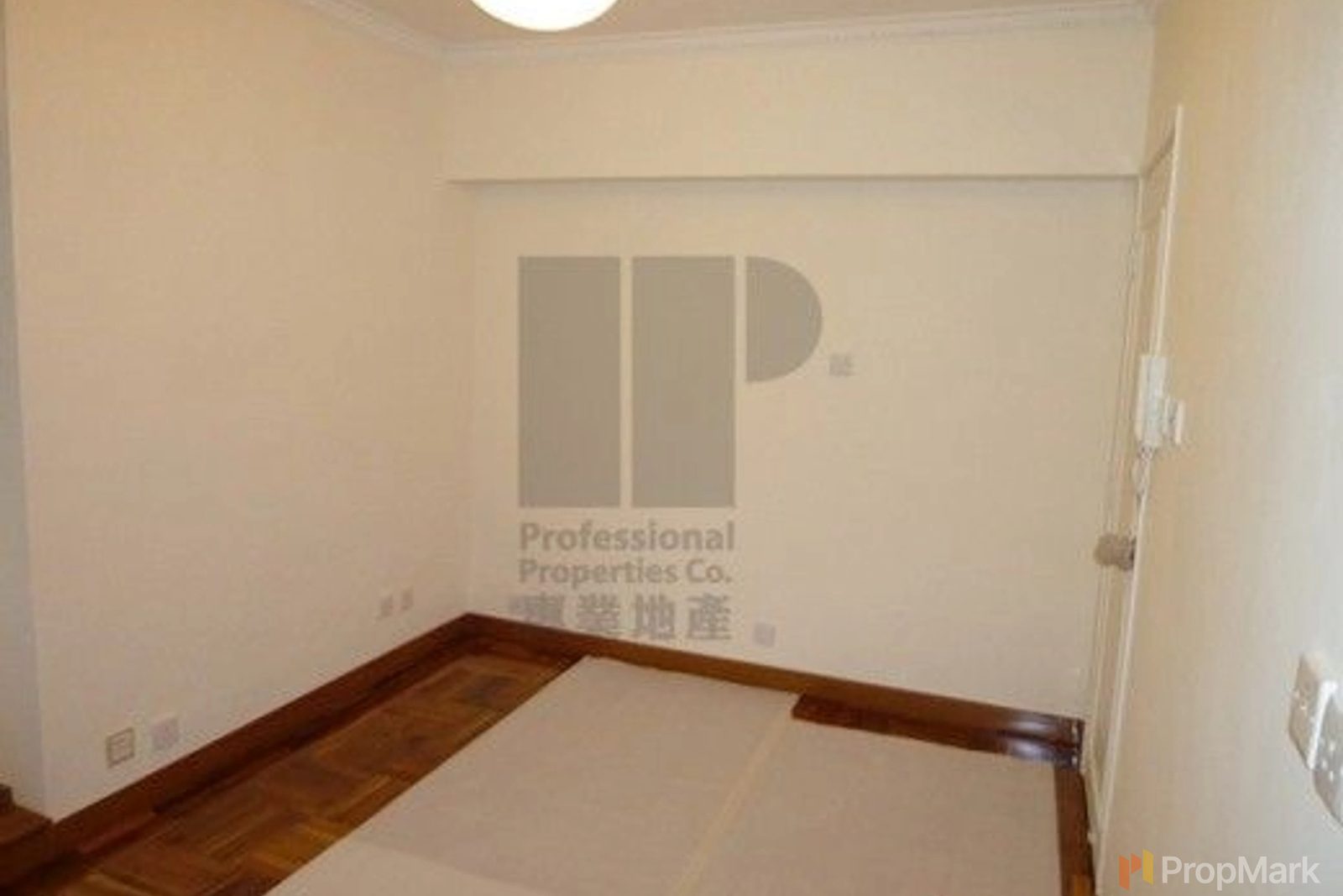 photo 4 — Manrich Court, Wan Chai