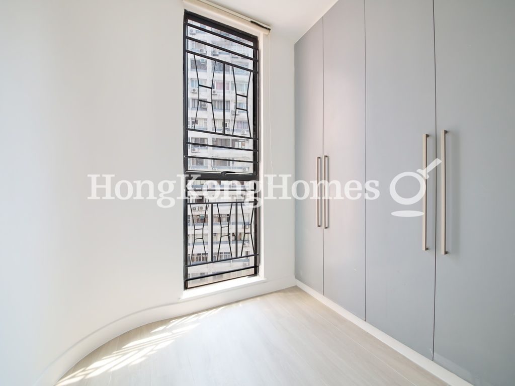Walk-in Closet in Master Bedroom — 慧莉苑，跑馬地