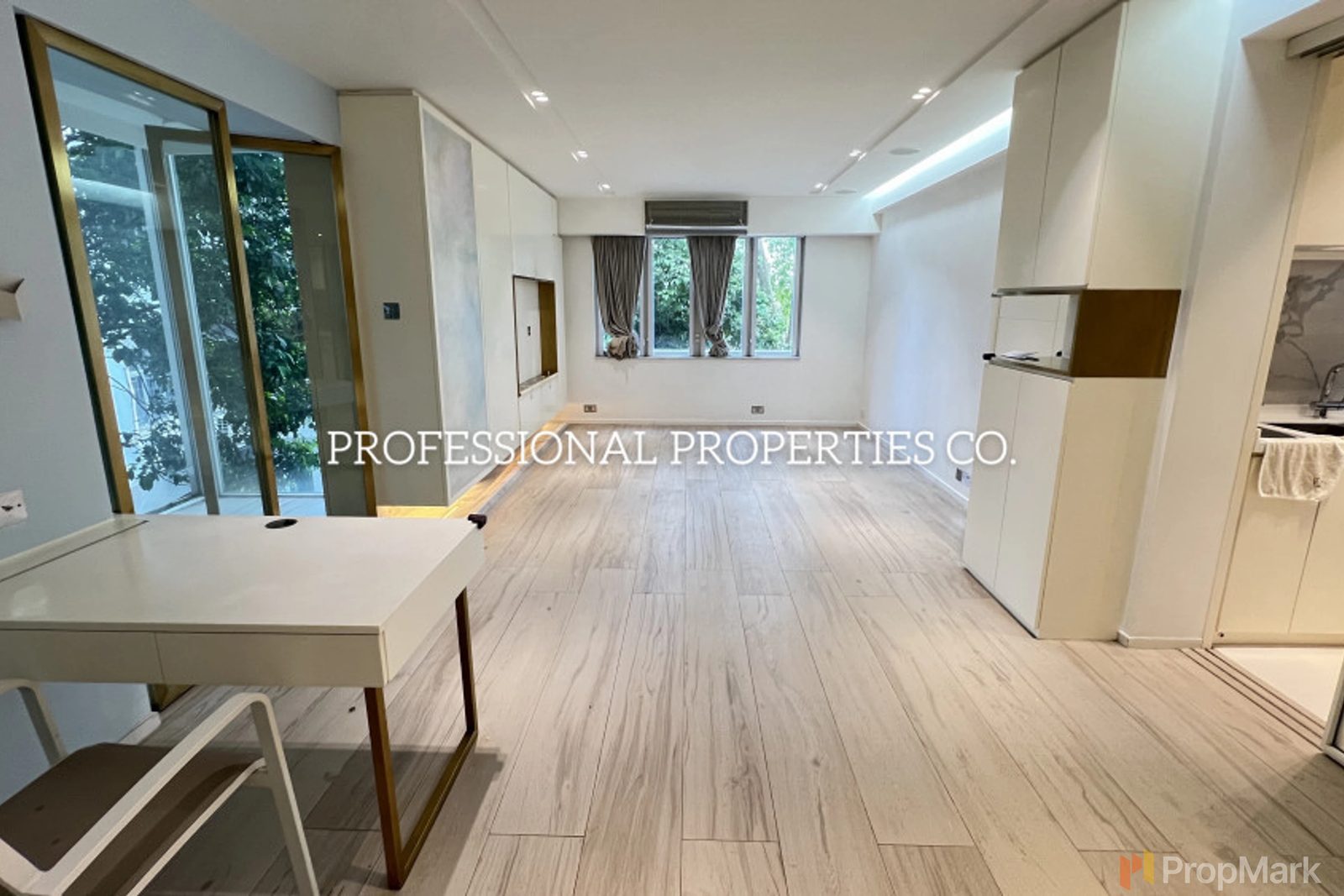 photo 10 — Alpha Court, Mid-levels West