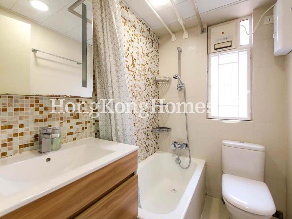 Guest Bathroom — 萬德閣 A座，北角半山