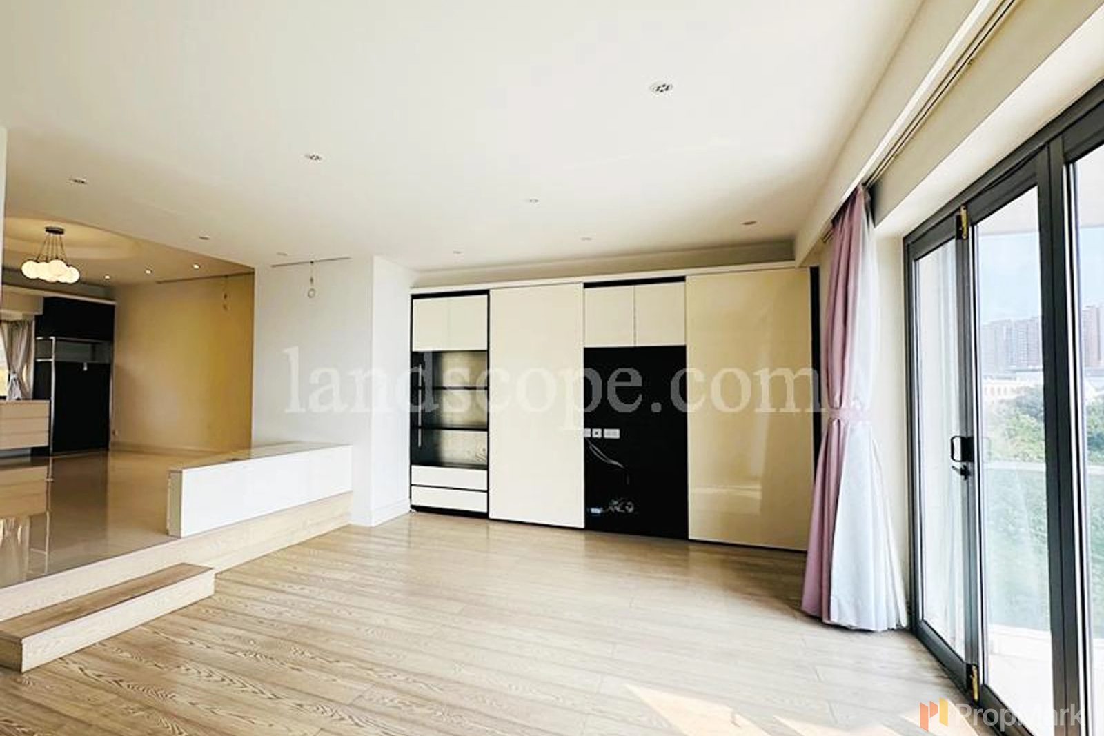 photo 2 — Woodbury Court, Pokfulam