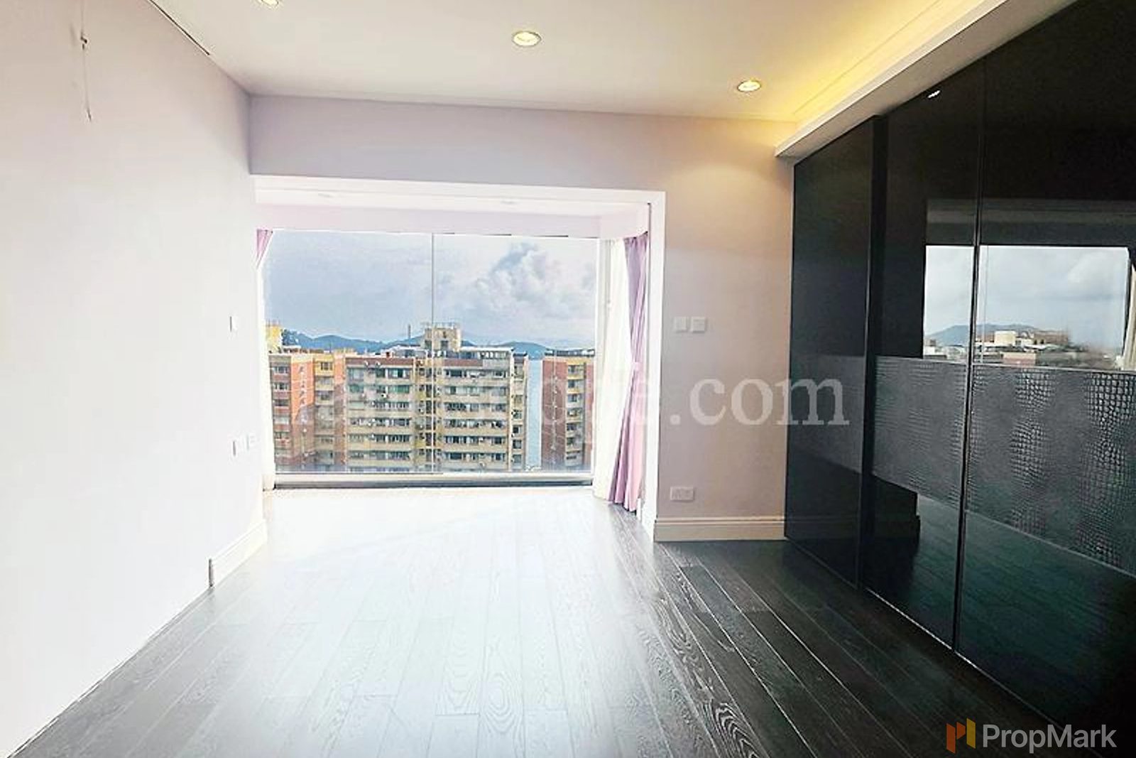 photo 4 — Woodbury Court, Pokfulam