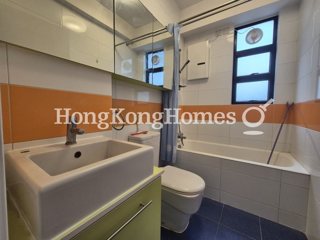 Guest Bathroom — 誠和閣1座，跑馬地