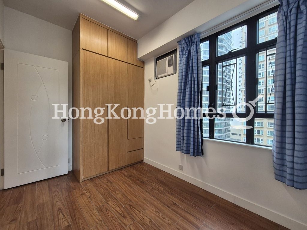Built-in Wardrobe in Master Bedroom — 誠和閣1座，跑馬地
