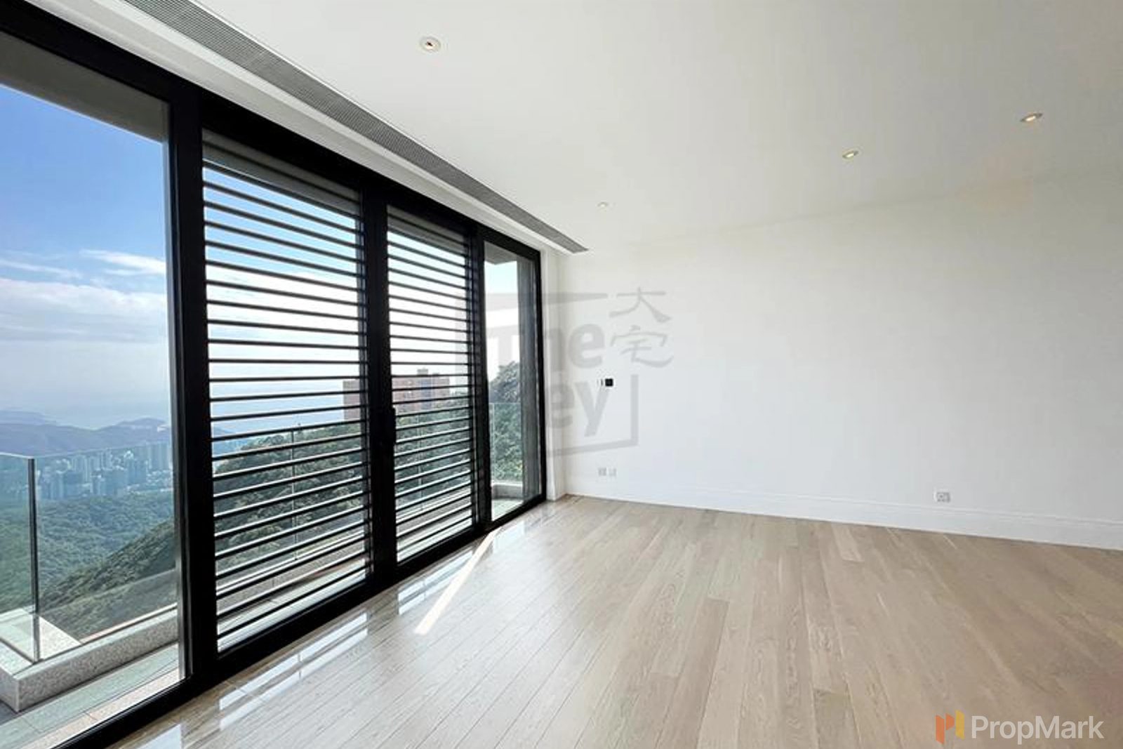 photo 4 — 7-15 Mount Kellett Road, The Peak