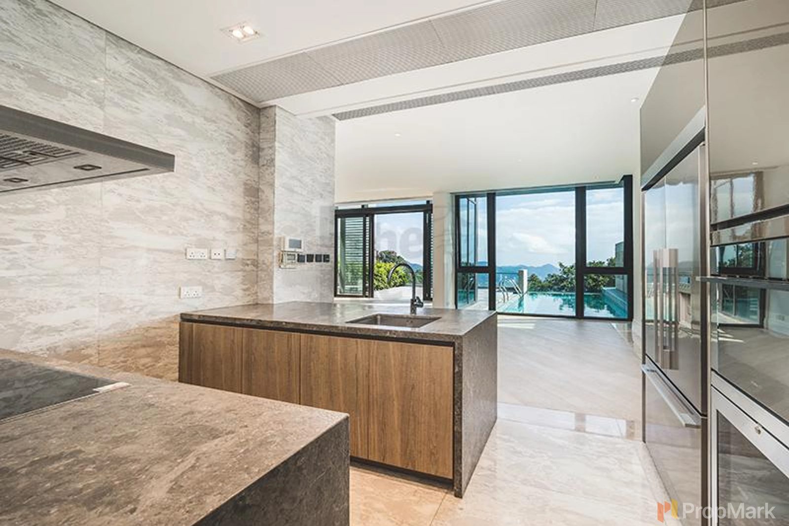 photo 6 — 7-15 Mount Kellett Road, The Peak