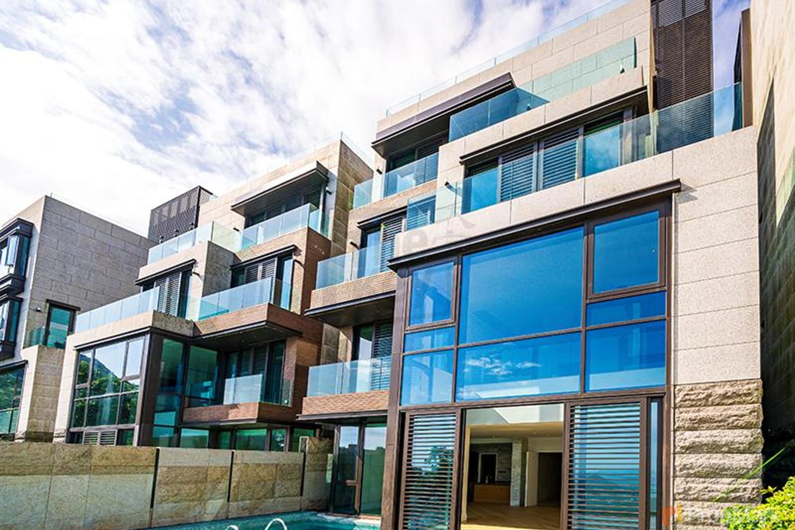 photo 7 — 7-15 Mount Kellett Road, The Peak