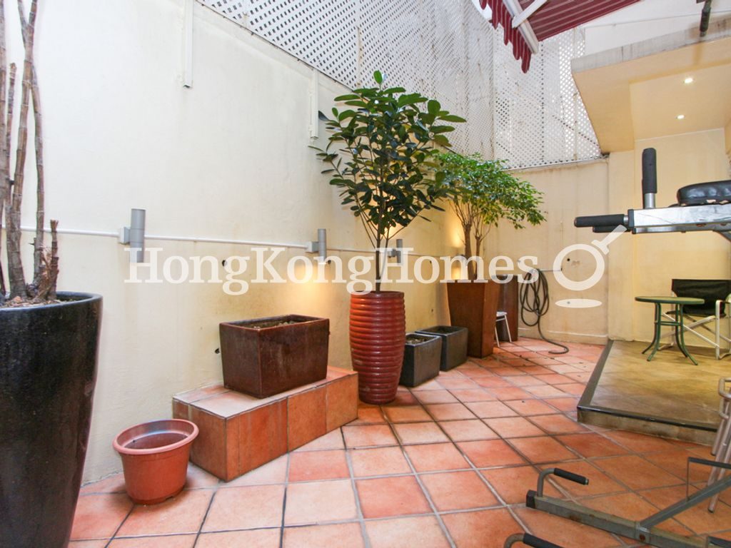 Private Terrace off Living & Dining Room — 羅便臣道 33-35 號，西半山