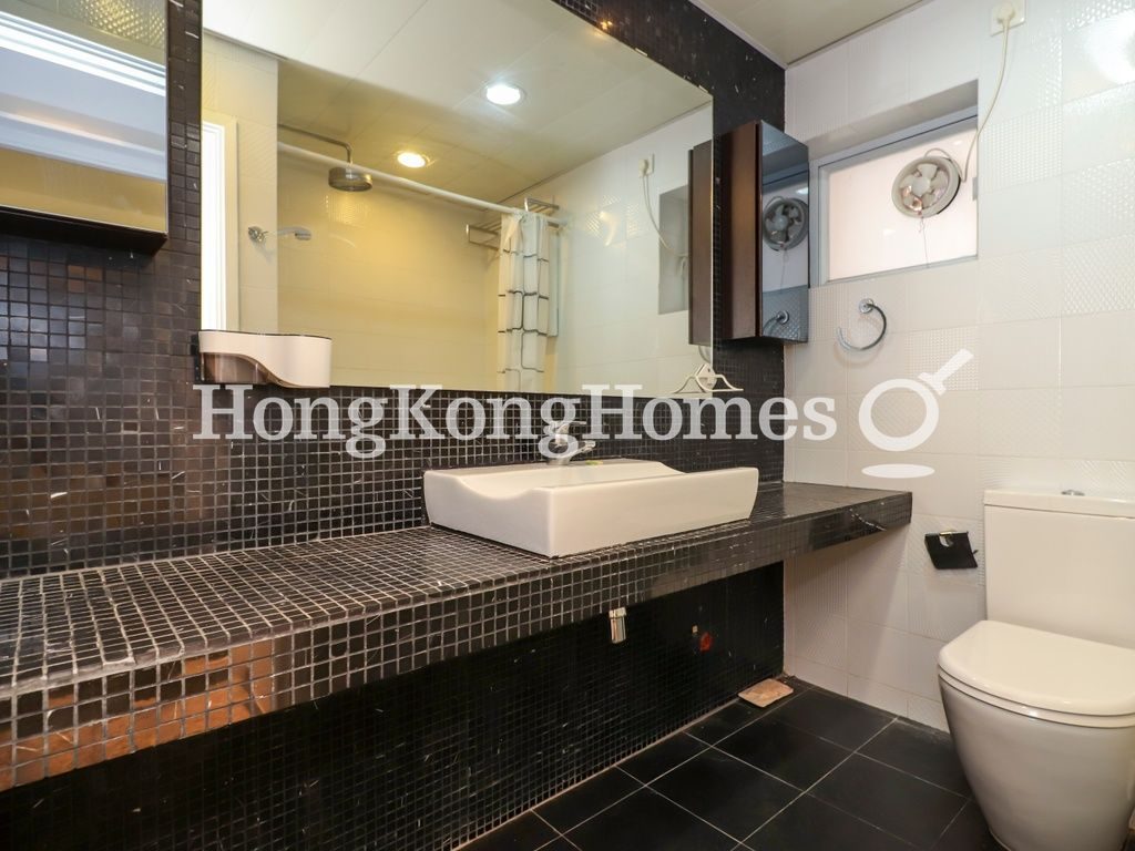 Guest Bathroom — 金寧大廈，西半山