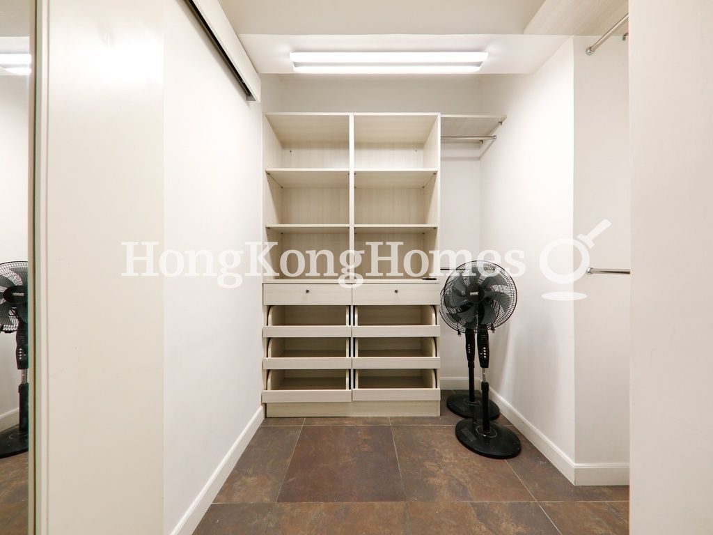 Walk-in Closet in Master Bedroom — 京士頓大廈 A 座，銅鑼灣