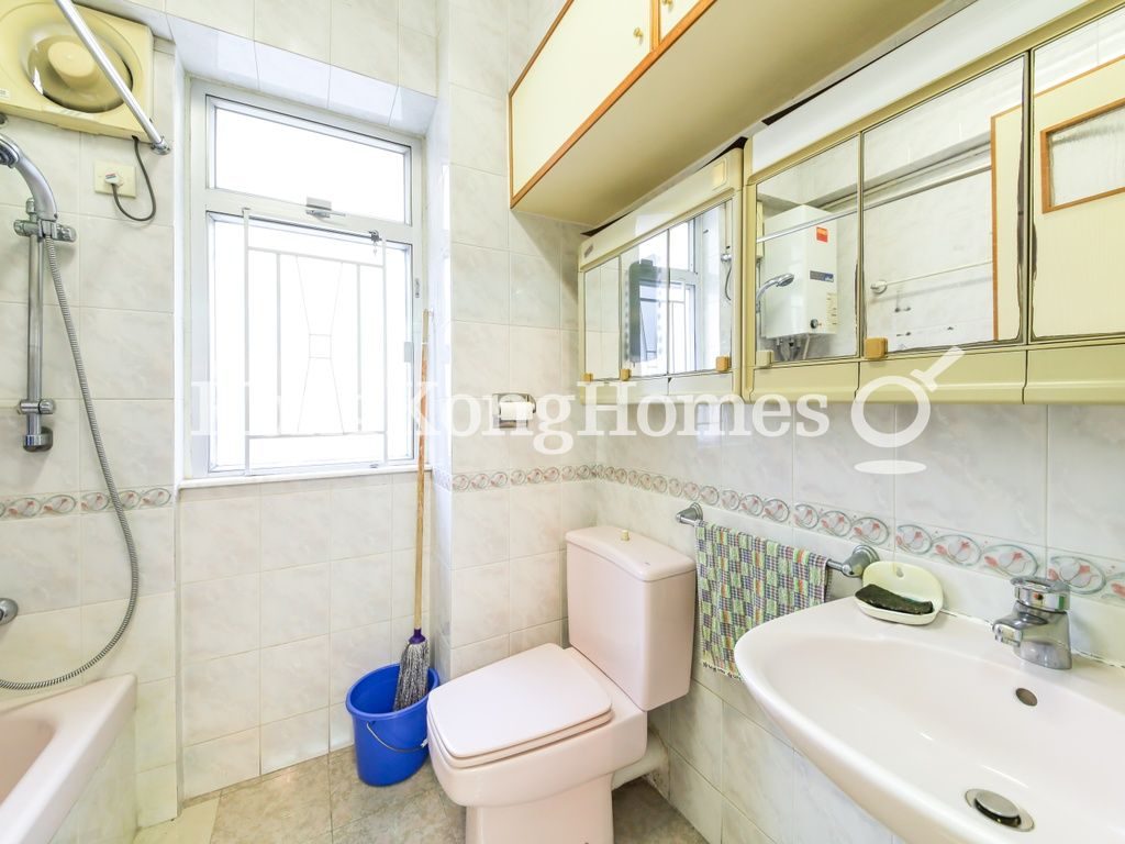 Guest Bathroom — 榮華大廈 A座，中環