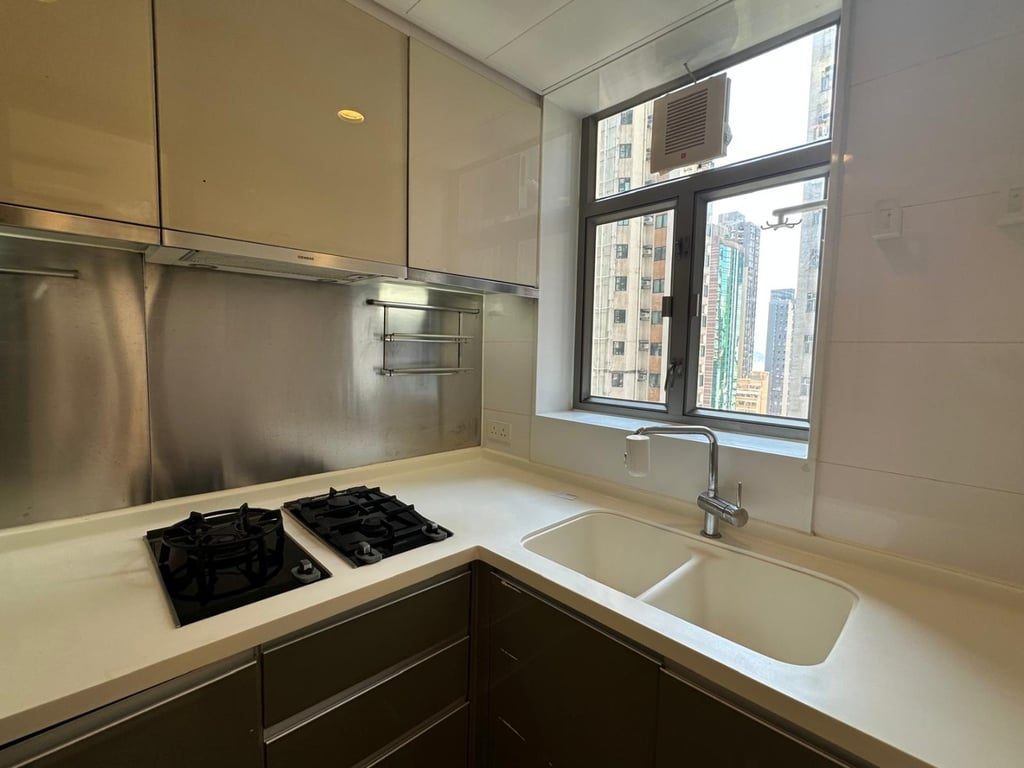 photo 4 — Island Crest, Sai Ying Pun