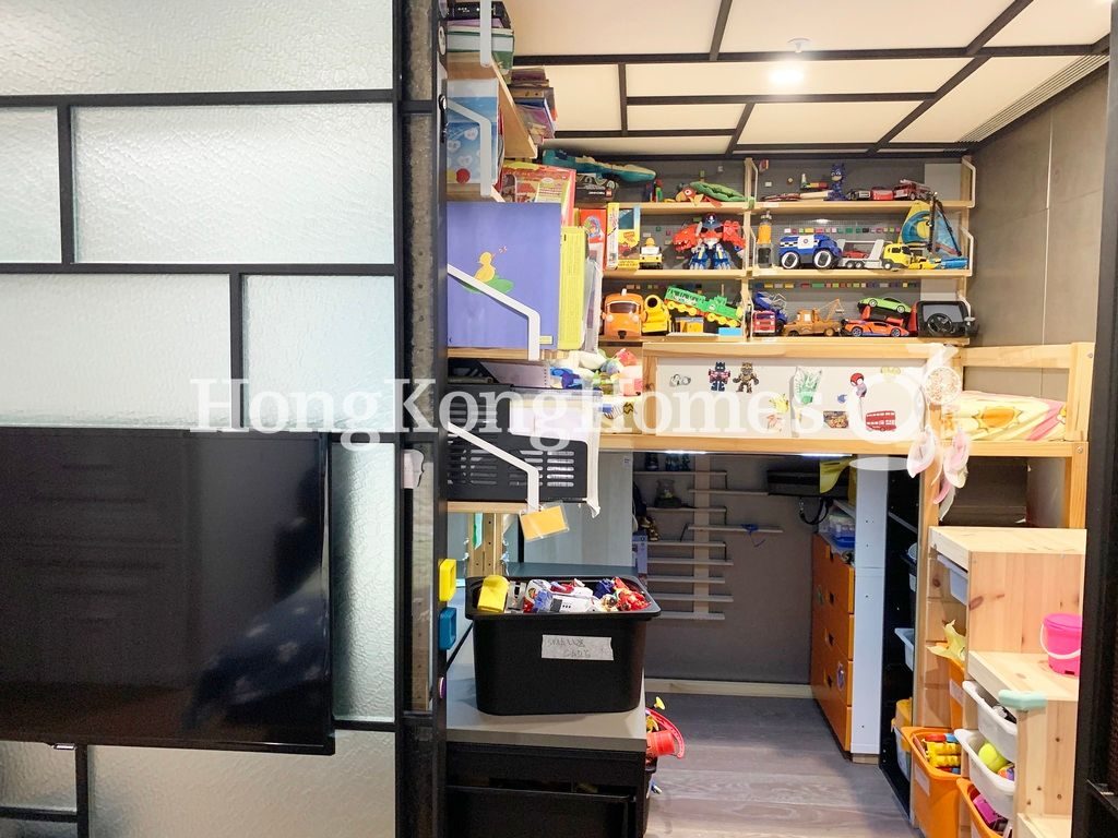 Walk-in Closet in Bedroom — 會景閣，灣仔