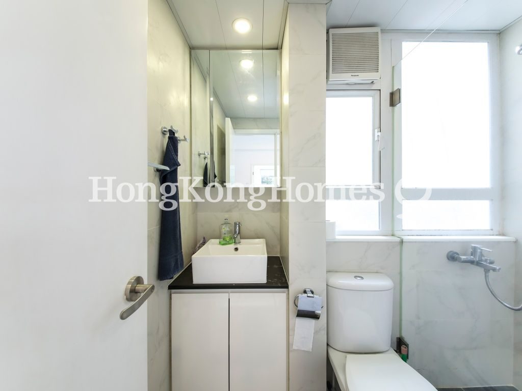 Guest Bathroom — 東邊街，西營盤