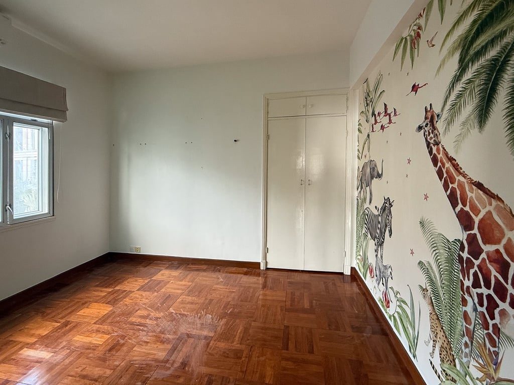 photo 11 — Vivian Court, The Peak
