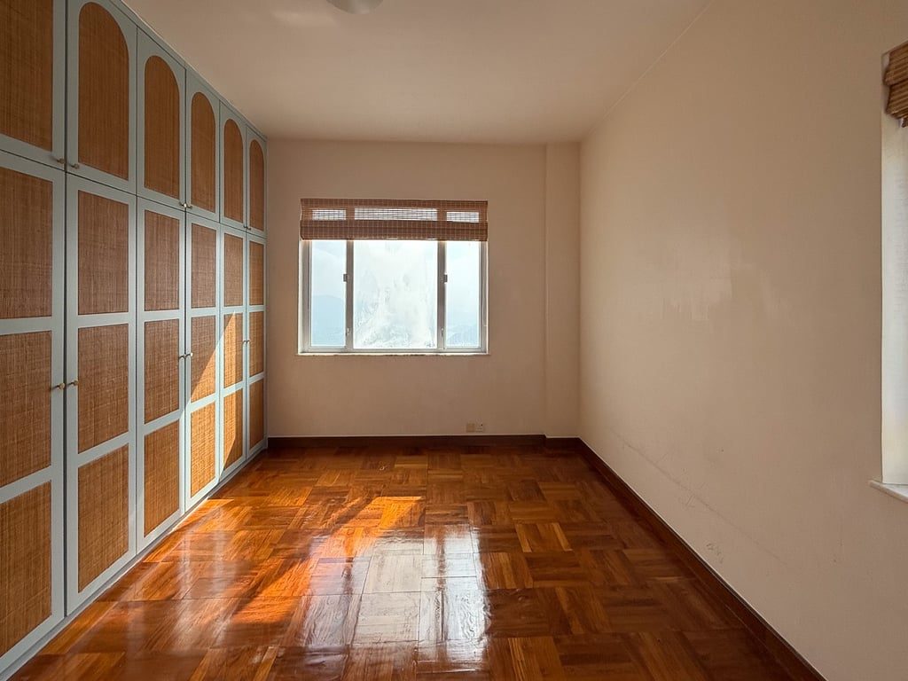 photo 12 — Vivian Court, The Peak