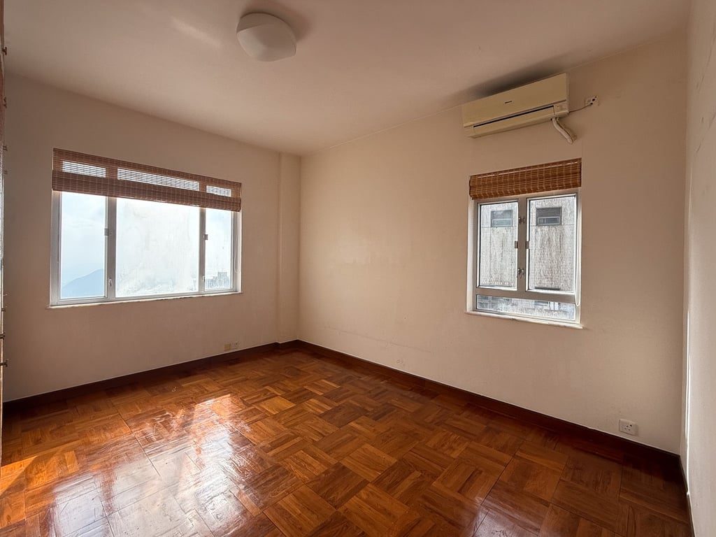photo 13 — Vivian Court, The Peak