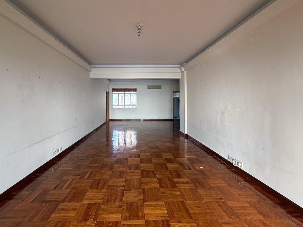photo 2 — Vivian Court, The Peak
