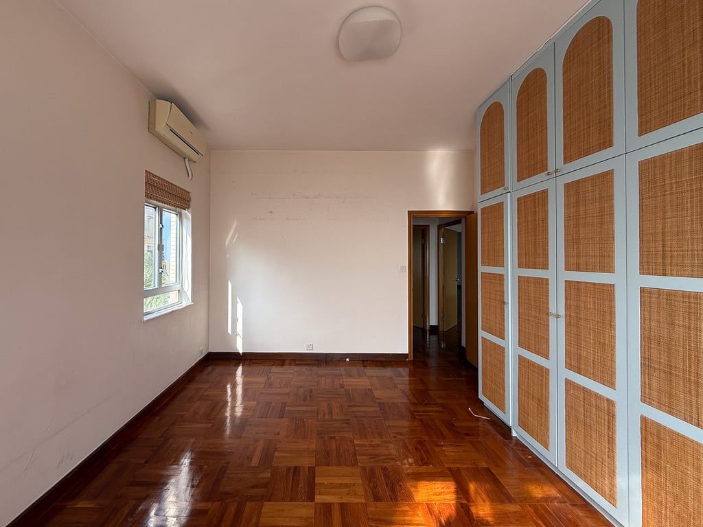 photo 6 — Vivian Court, The Peak