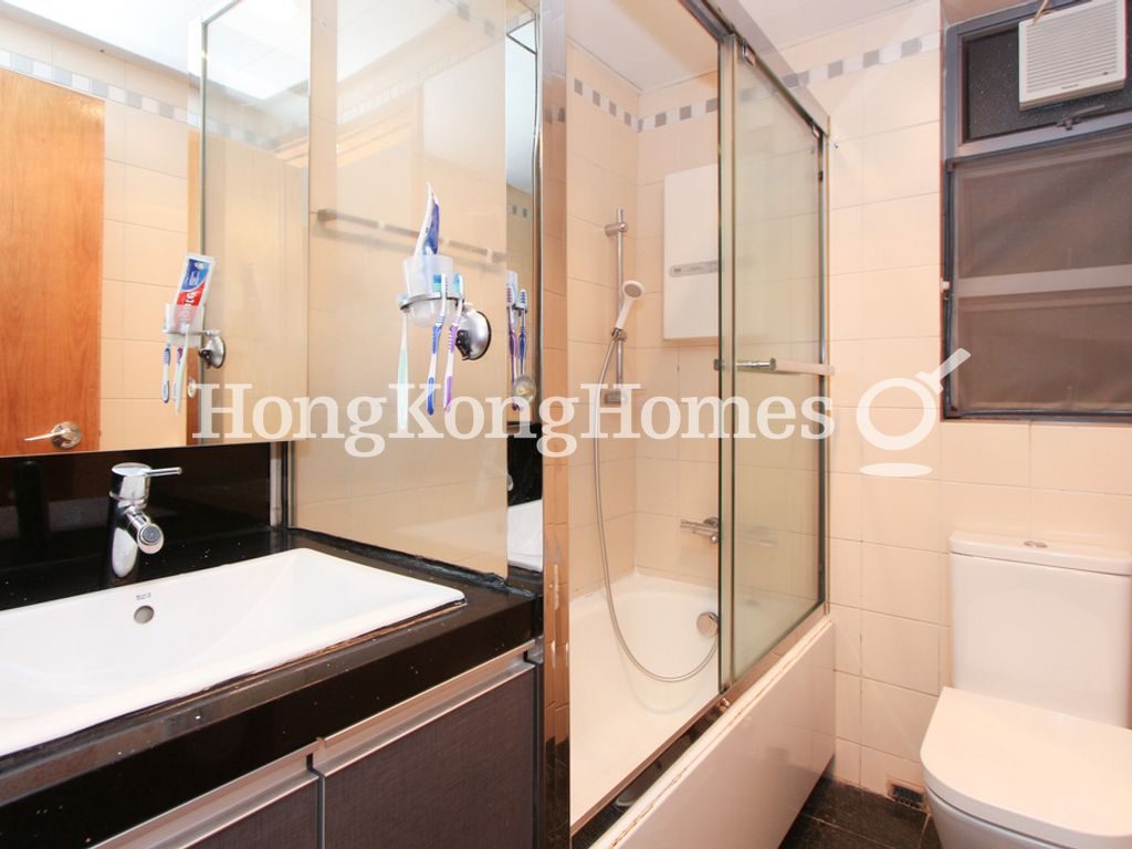 Guest Bathroom — 荷里活華庭 - A座，上環