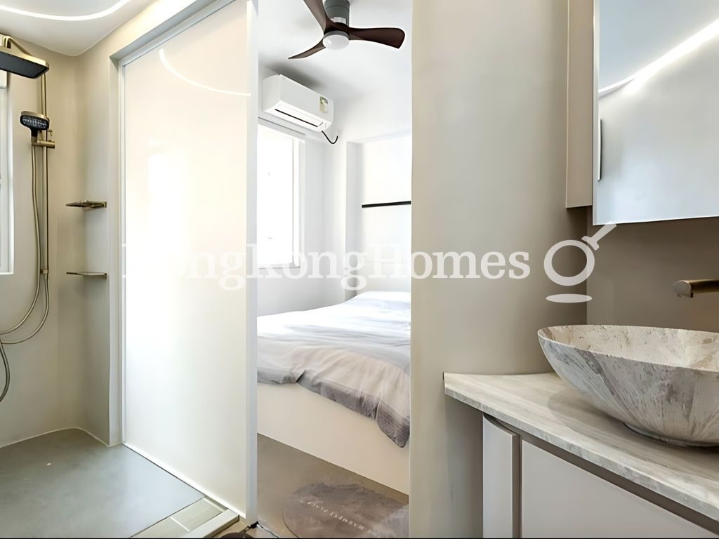 Master Bedroom with ensuite bathroom — 正大花園大廈，西半山