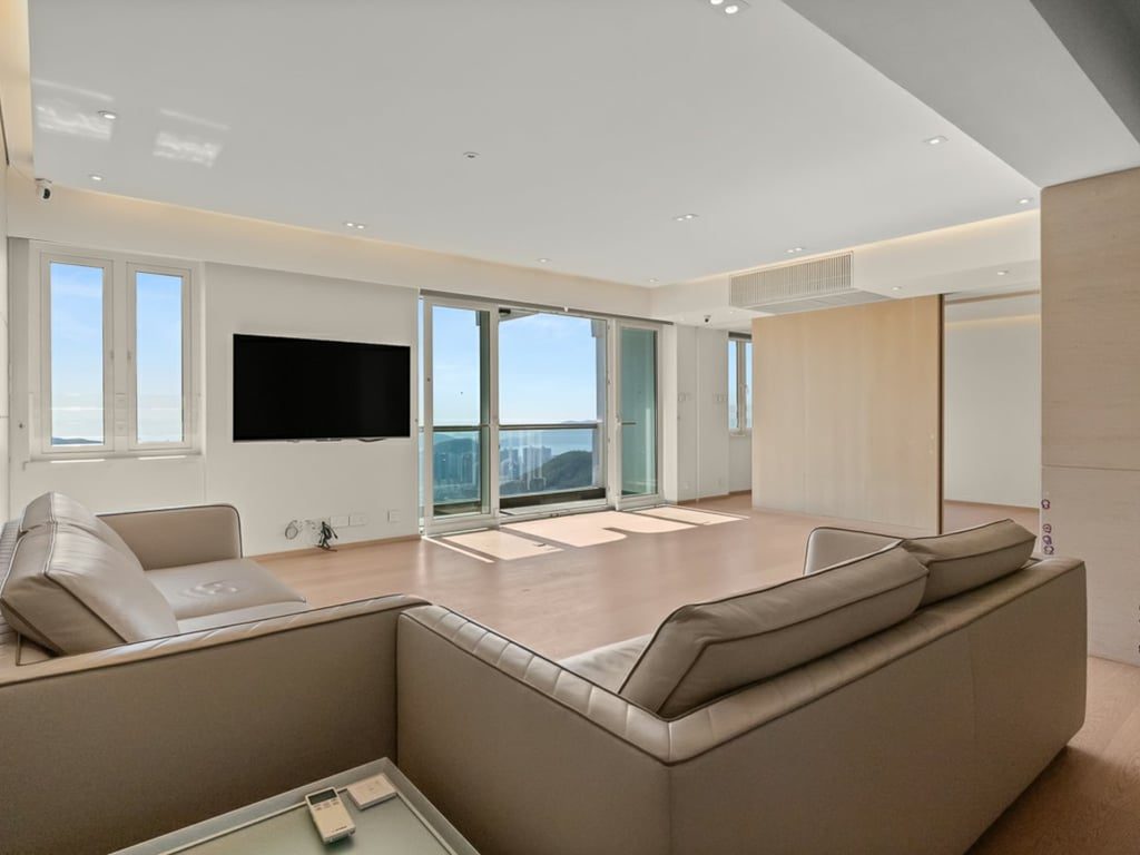 photo 5 — Villa Verde Blk A, The Peak