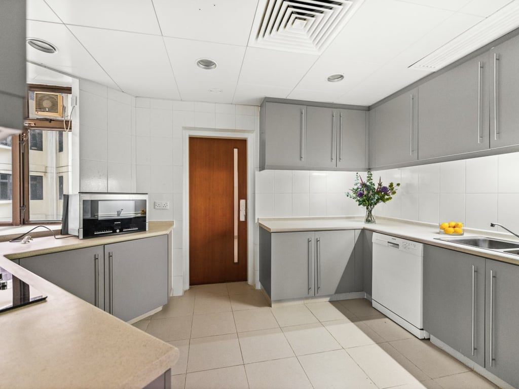 photo 3 — Bamboo Grove Blk 82, Mid Levels East