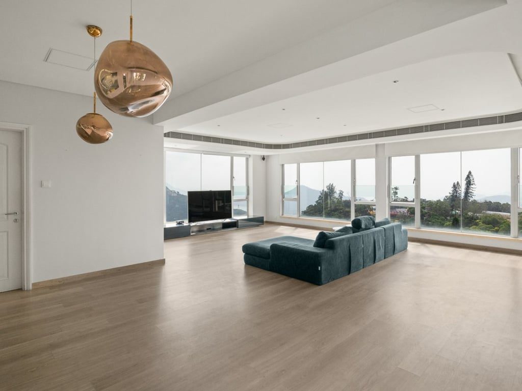 photo 4 — Guildford Court, The Peak
