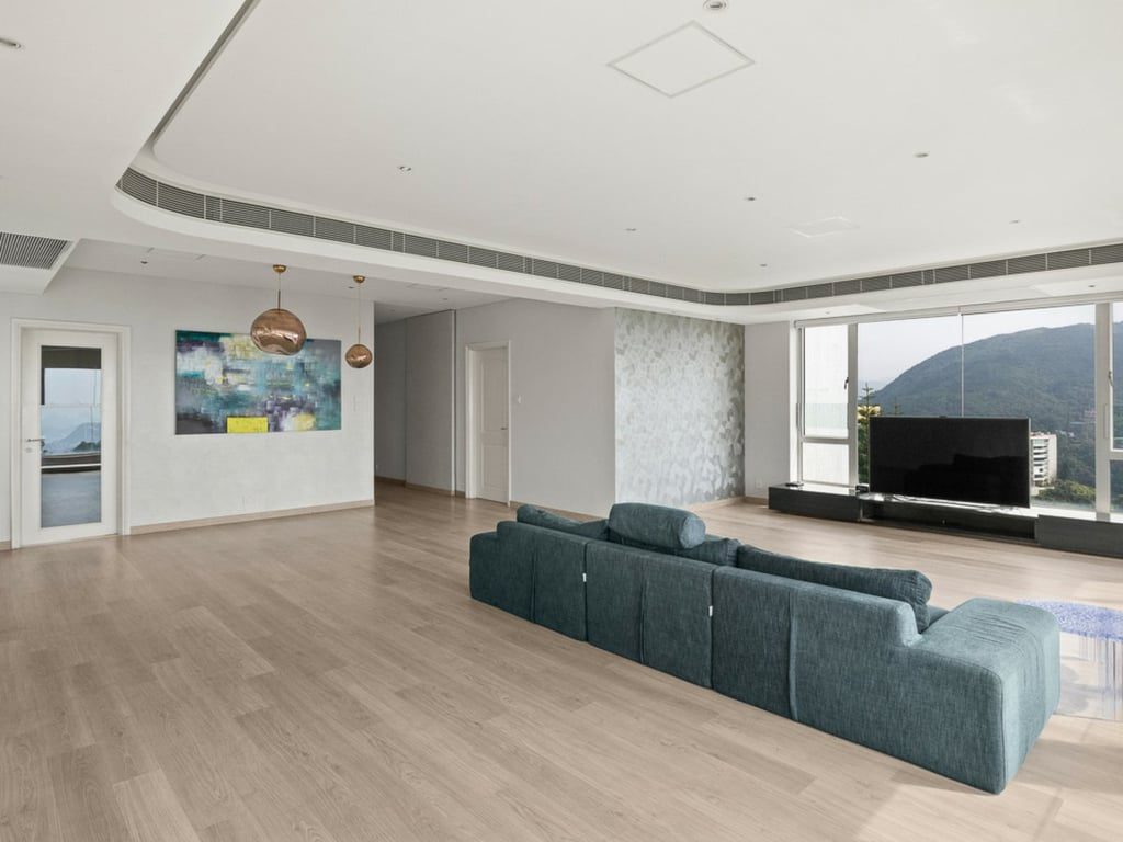 photo 5 — Guildford Court, The Peak