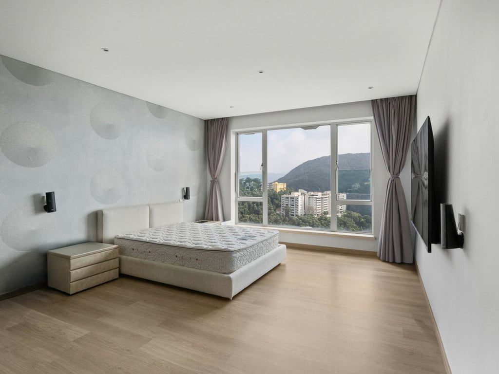 photo 7 — Guildford Court, The Peak