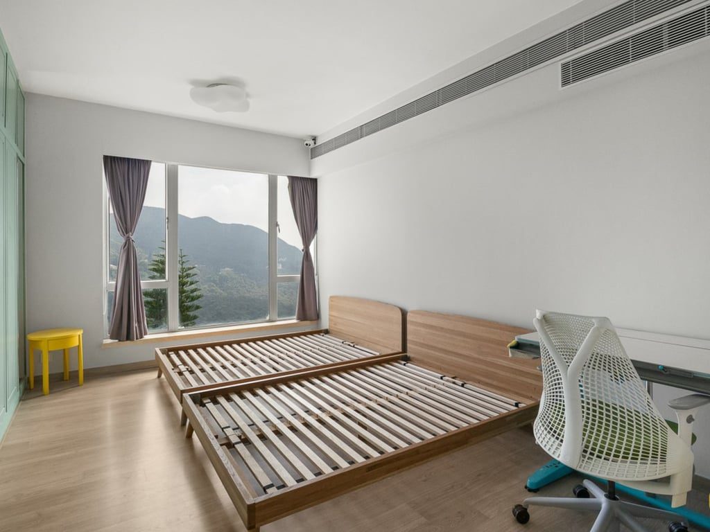 photo 8 — Guildford Court, The Peak