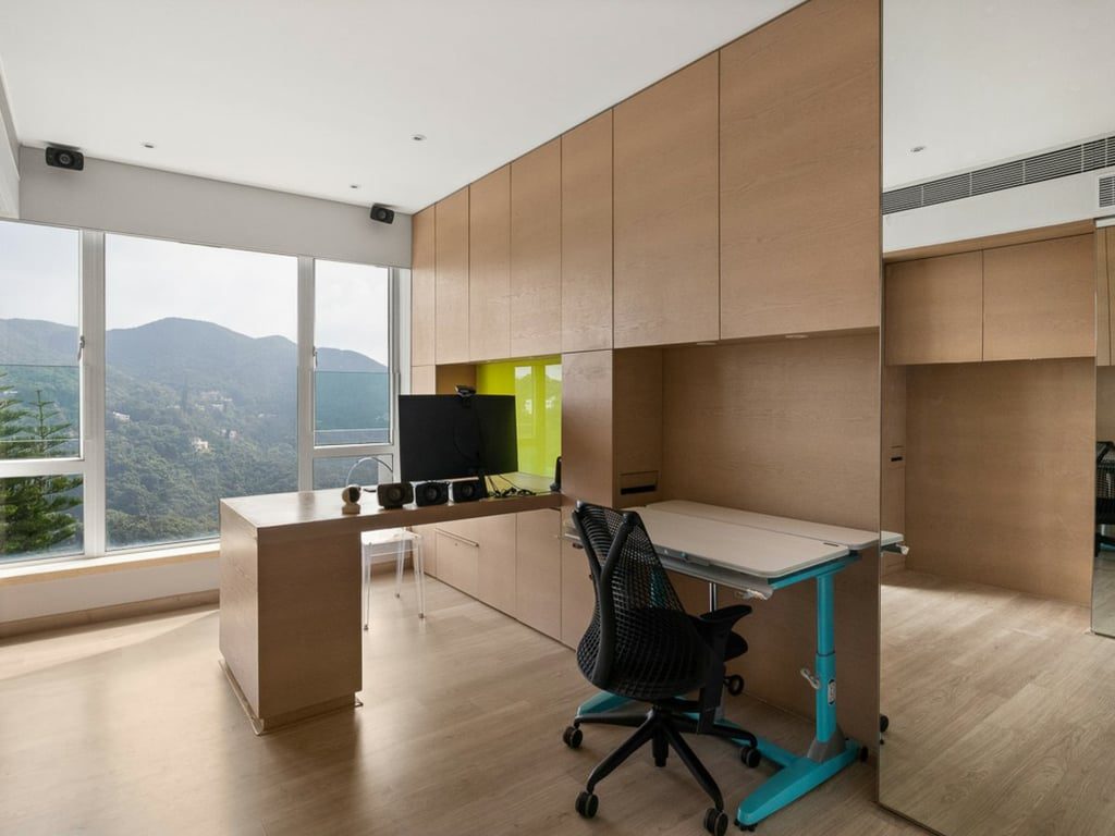 photo 9 — Guildford Court, The Peak